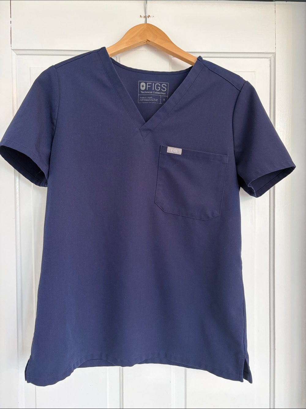 Figs Women’s Navy V-Neck Catalina Scrub Top with Chest Pocket Size Small